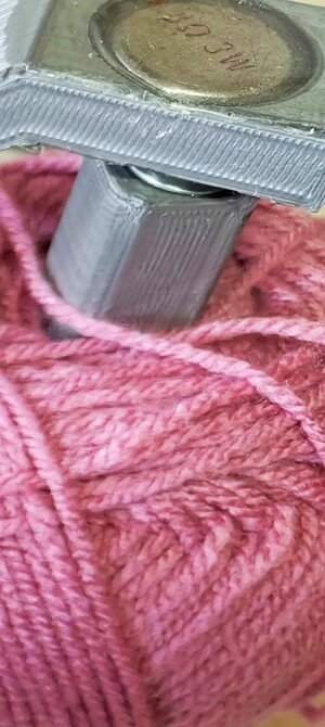Organisateur d'Outils de Crochet avec Dévidoir à Fil | Organisateur de Kit de Crochet Imprimé en 3D | Support à Pelote pour le Crochet | Solution de Rangement pour le Crochet