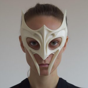 Masque Facial Ailé Fantasy | Demi-Masque Cosplay Sculptural Imprimé en 3D avec Crocs Allongés | Art à Porter pour Bal Masqué, Accessoire de Costume de Festival